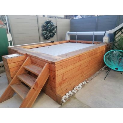 Piscina sumergida en contenedor de madera
